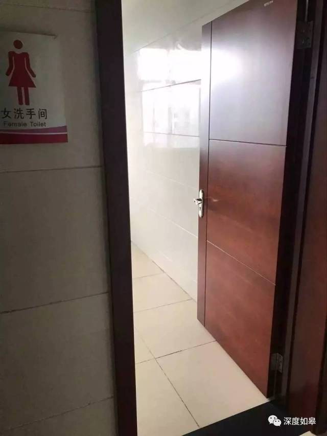 然后进入了女厕所在当事人如厕的时候通过厕所门下面的缝隙进行偷窥