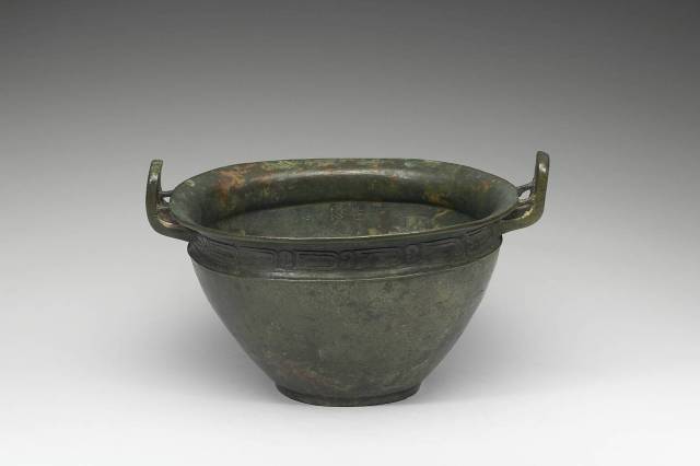 青铜觯[zhì],盛酒的器具 青铜 甑[zèng],古代炊具,底部有许多透蒸汽