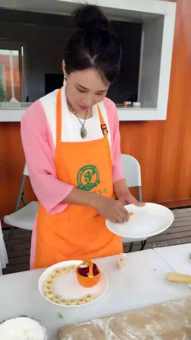 上得厅堂下得厨房——这是谁家媳妇草地旗袍美拍-美食频道-手机搜狐