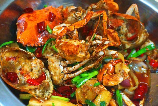 香辣蟹青年人聚餐必备佳肴,锁住主力消费军的喜好