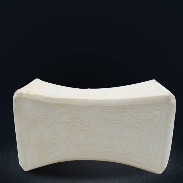 虽然瓷枕是消暑的良好卧具,但在现代人的生活中,瓷枕早已不见了踪影.