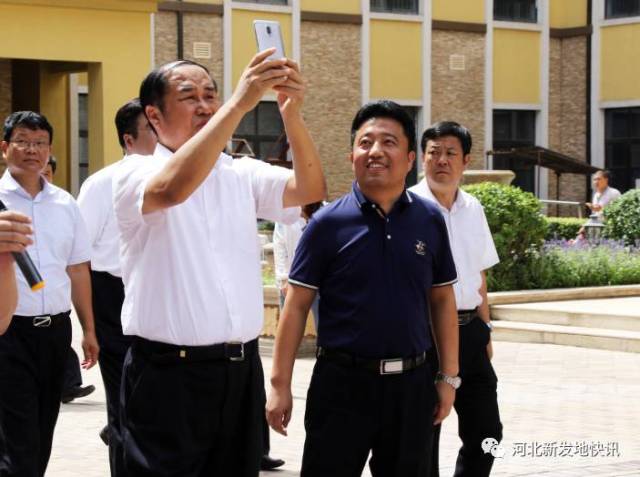 保定市人大常委会主任马誉峰拿出手机记录下世界特产小镇的别样风情