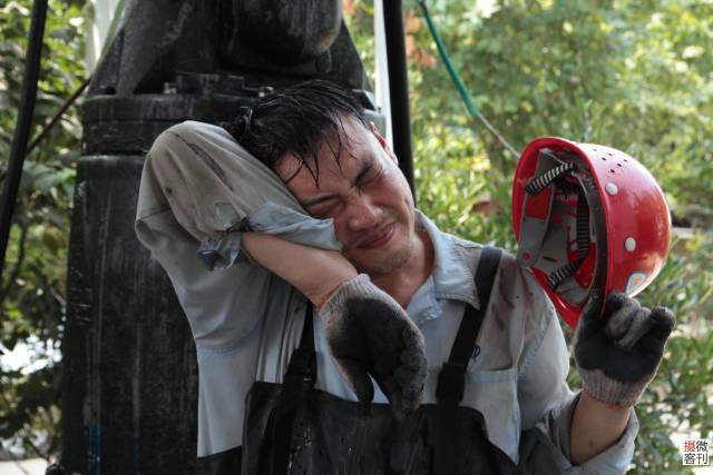 气象台连续多天发出橙色高温警告,小冯说每次在烈日暴晒下工作就像站