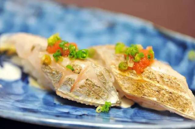 去掉银膜的白带鱼刺身.via:akitturiblog.blog.fc2.com