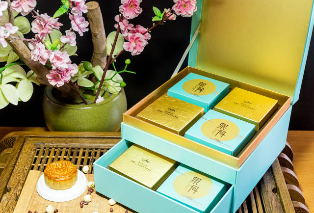 海泉湾月饼简洁而精致的包装 天蓝色 金黄色的搭配设计 透露着高贵且