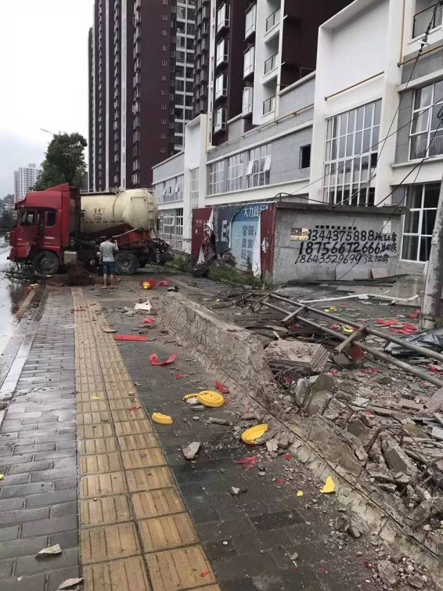 【百姓发布台 全民皆记者】今早都匀发生三起交通事故.