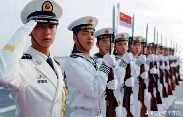陆军采用统一颜色的军服，中国海军的军服为何两种颜色？_搜狐网