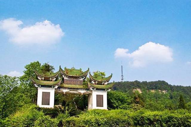 鸟瞰岳池县城全景的凤山公园