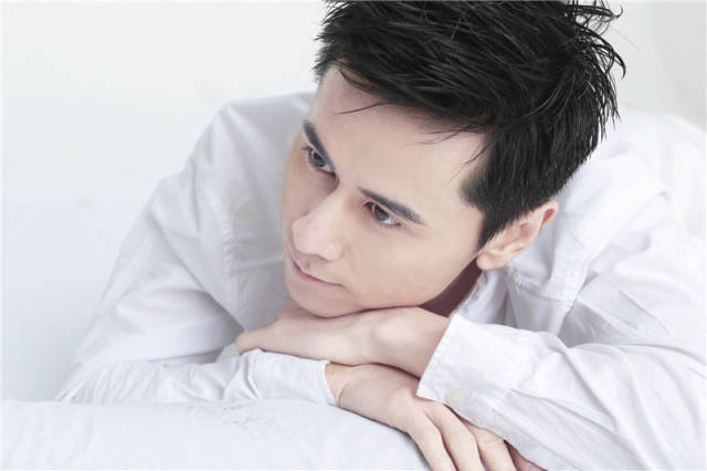 近日,演员严昆一组秋日写真曝光.