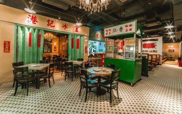 手绘字画,传统卡座街边贩卖亭,复古广告墙,一踏入餐厅,慢慢的港式气息