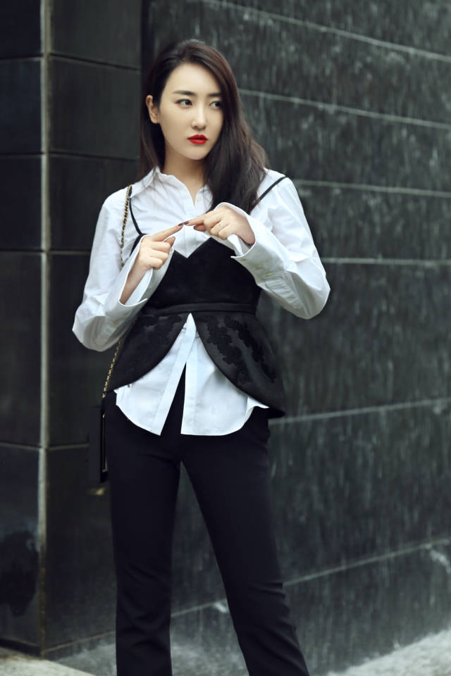 高姝瑶初秋写真曝光 烈焰红唇惊艳了时光