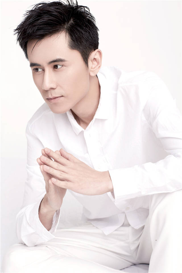 近日,演员严昆一组秋日写真曝光.