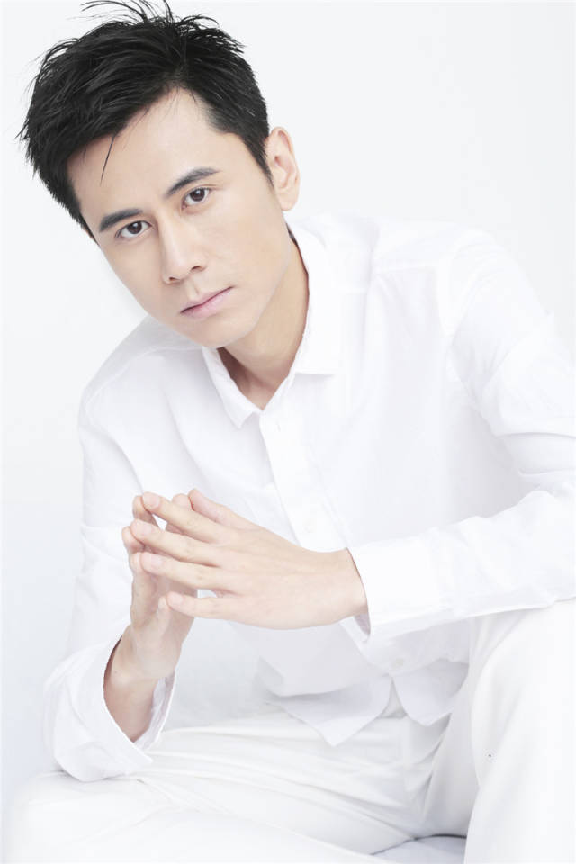 近日,演员严昆一组秋日写真曝光.