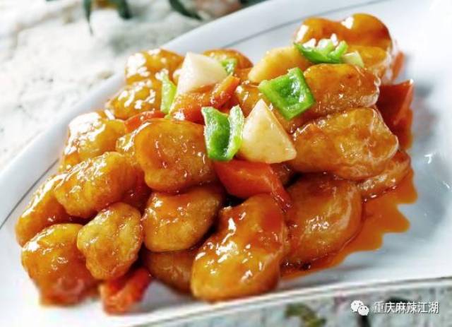 从做法来看,菠萝鸡球与菠萝咕噜肉有异曲同工之妙,但是菠萝鸡球的做法