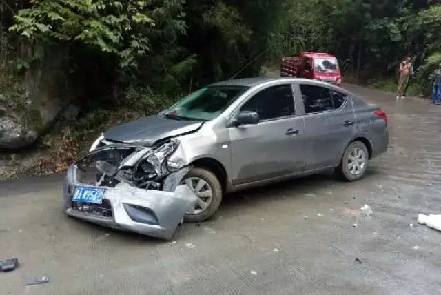 车祸!咸丰尖山冒火山发生一起车祸,一辆外地牌小车与皮卡相撞.
