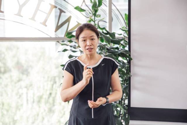 辽宁省体育产业校企合作联盟秘书长,沈阳体育学院教务处处长于秀讲话