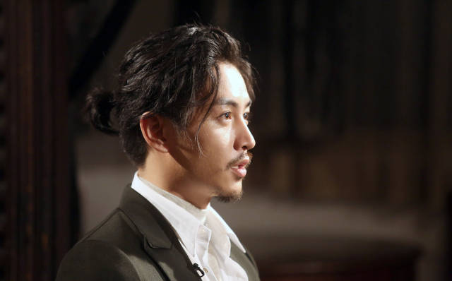 陈晓小辫配胡须变身帅气大叔 大展雅痞绅士风