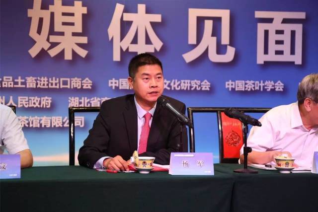 中国食品土畜进出口商会副会长于露(左二)