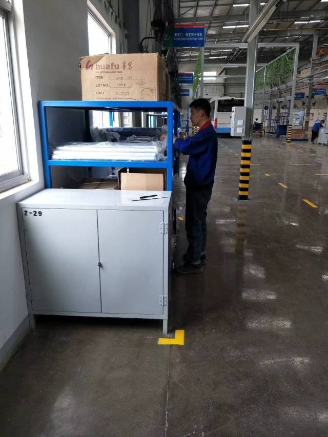 炎炎夏日,北方工厂太原制造部是一片繁忙的景象,车间物料员打单,领料