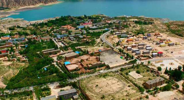 龙羊峡镇以农业为主,农牧结合的镇,位于共和县东南部,坐落于青海湖的