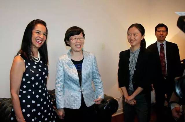 陈佩洁总领事会见州长夫人见证华人慈善捐赠