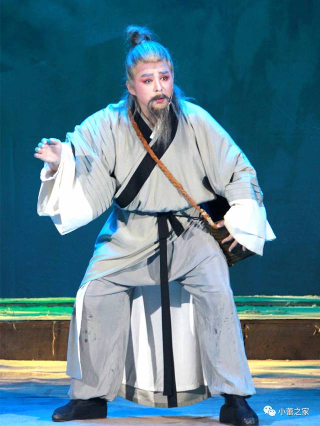 毕业于安徽黄梅戏职业艺术学院,大专学历.