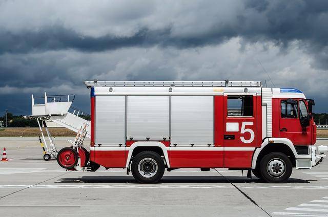 并对机上乘员予以及时救援,可在车辆行驶中喷射灭火剂的消防车辆