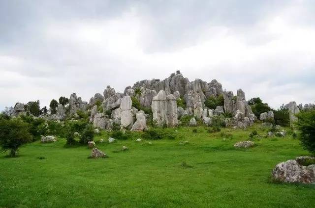 有一个 "老龟山""构波玛" 石林县内 最高峰 在石林 有一座象征着爱情