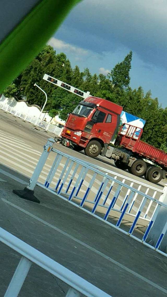 宁海发生一起惨烈车祸.