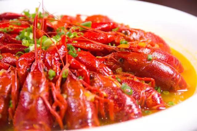 麻辣小龙虾走进千家万户：一锅鲜香背后的江湖故事