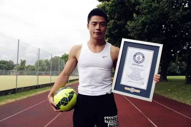 【吉尼斯纪录】四川大学生张爽创倒立行走纪录