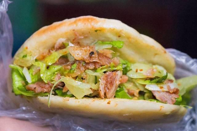 营业时间:10:00-23:00 田记巴西烤肉 料足个大,手速服他 肉夹馍罩种