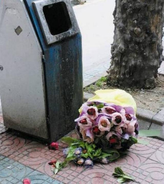 花被丢进垃圾桶的图片图片