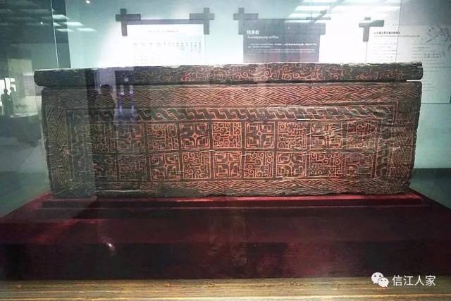 曾侯乙楠木彩绘主棺(分内外棺),这是内棺.