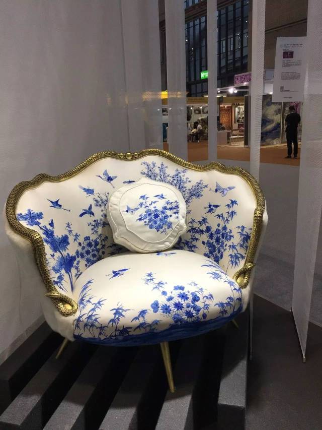 郭培《青花瓷椅》