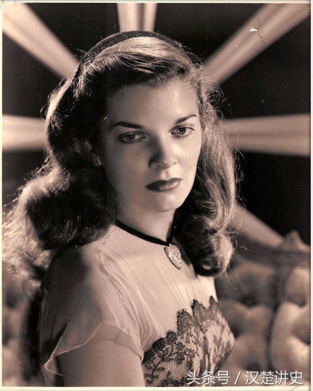 美国女星康妮·克劳森1942年的迷人老照片