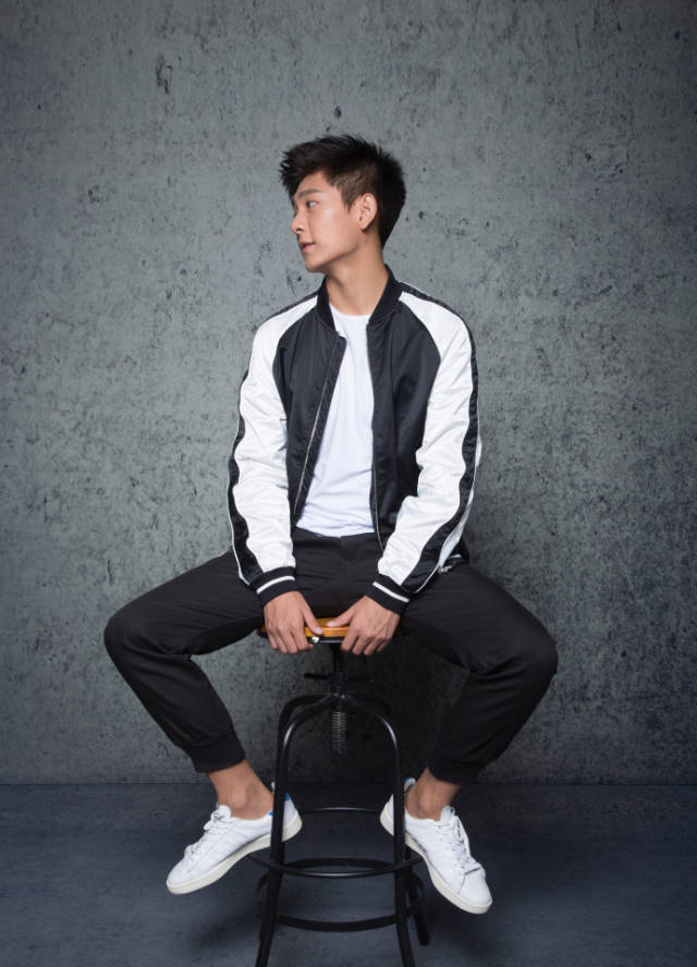 宋金昊长相有点软萌,但是穿起正装来也是很硬气的男生;相信未来他是一