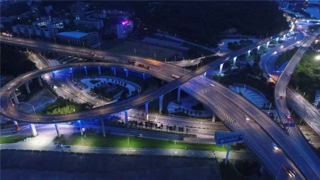 西樵大桥亮化后夜景 而桥头公园则是西樵的"第一道风景线",见证着西樵