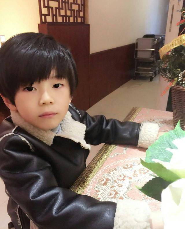 来看,真的十分像,网友感慨到,李昊煜难道真的不是易烊千玺的弟弟么?