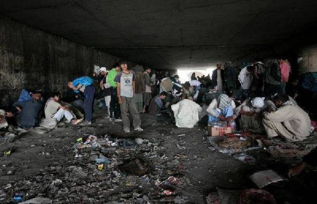 阿富汗一直战争不断,饱受摧残的贫困人们只能依靠毒品来麻痹自己.