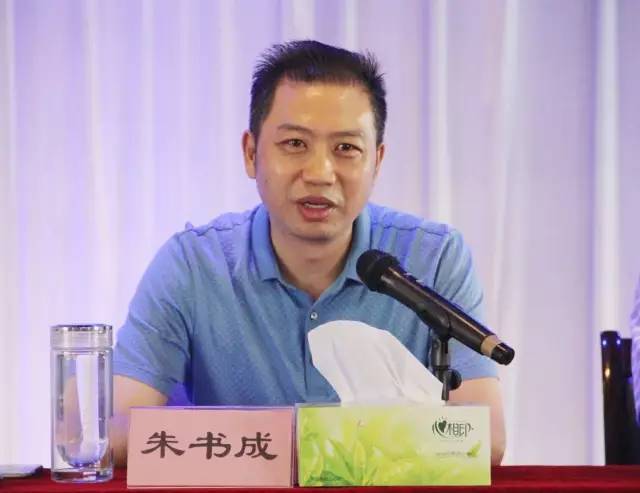 在热烈的掌声中,朱书成代表龙成集团对获得"龙成奖学金"的员工子女和