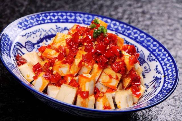 热豆腐:细嫩的豆腐划成麻将大小,最后撒上辣椒酱,红红的辣酱味道刚刚