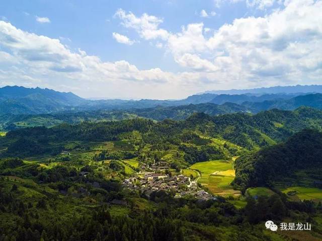 巴沙村是龙山县南部里耶古镇的一个百年古村寨,地处该镇北端,距镇区20