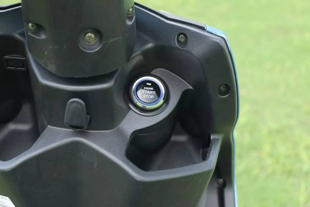 便捷的 一键启动,神秘隐蔽的后座垫 钥匙孔,看一眼都是惊喜!