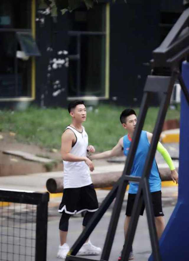 曹云金晒打篮球剧照,郭德纲水军又开黑,网友:怎么哪都有你?