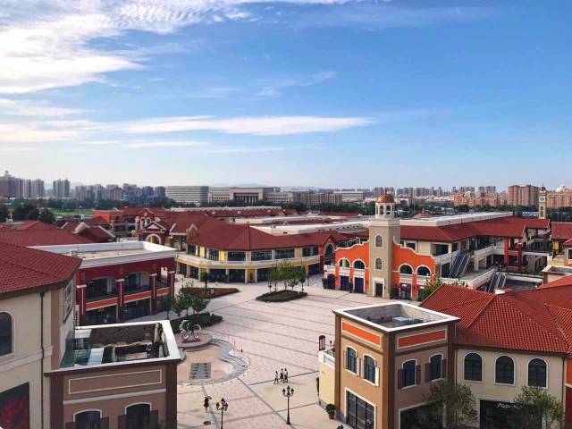 花乡奥莱村位于北京市丰台区南四环西路花乡桥东,商业面积十余万平方