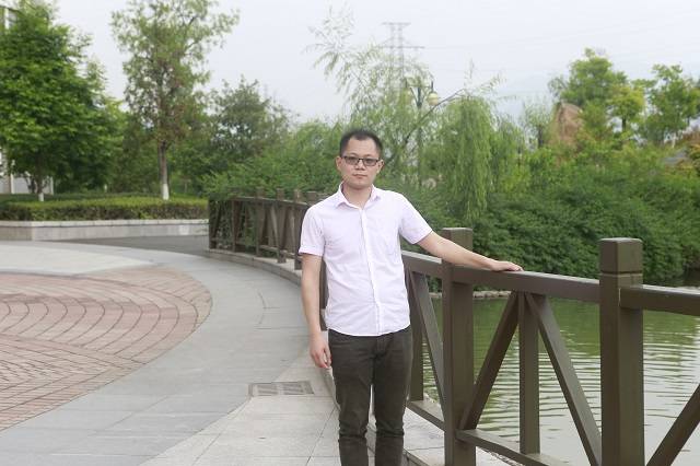 【百生写百师之周杰华老师】他是我们的数学老师,也是我们的挚友