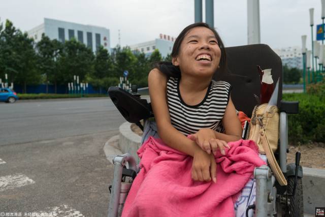 女孩身高1米一天赚10元拒绝乞讨