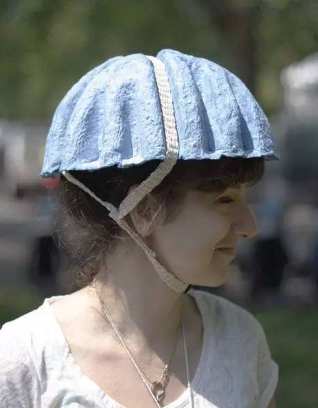 回收旧报纸做的安全帽防风防刮不防摔