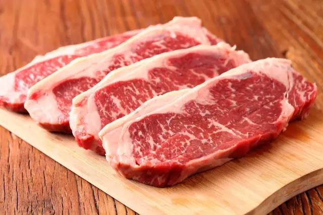安格斯肉眼牛排牛肉始终处于"活肉"的状态,每一口都能感觉牛肉在嘴里